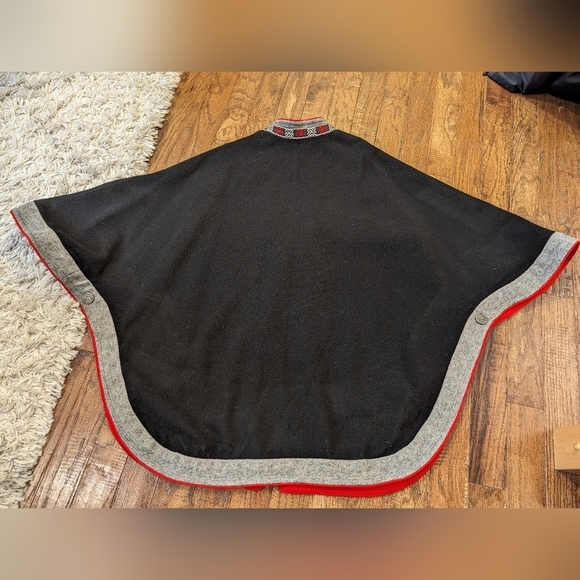 Norwegian Heimdall black Handcrafted wool cape by Kari G - Picture 15 of 17